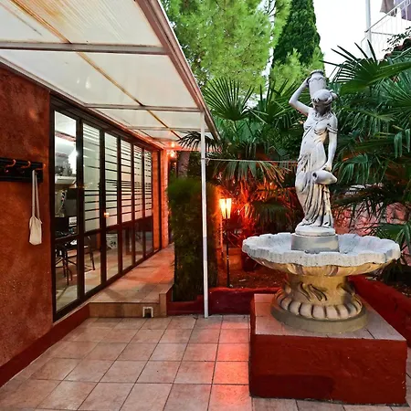 Bohemian Rhapsody Apartment *