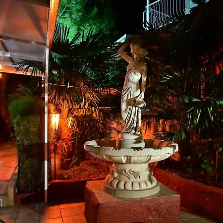 Bohemian Rhapsody Apartment *